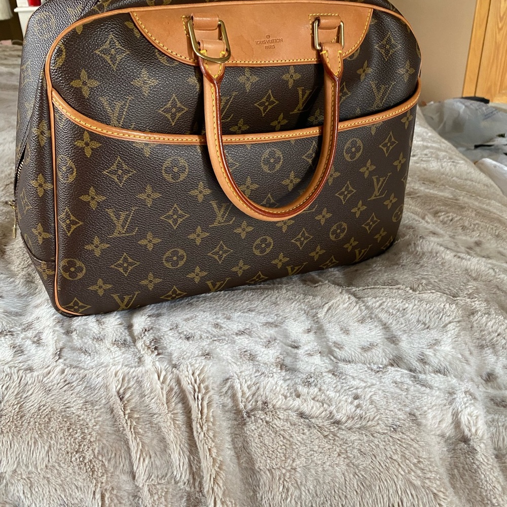 This Girl Louis Deauville Monogram clean and beautiful.